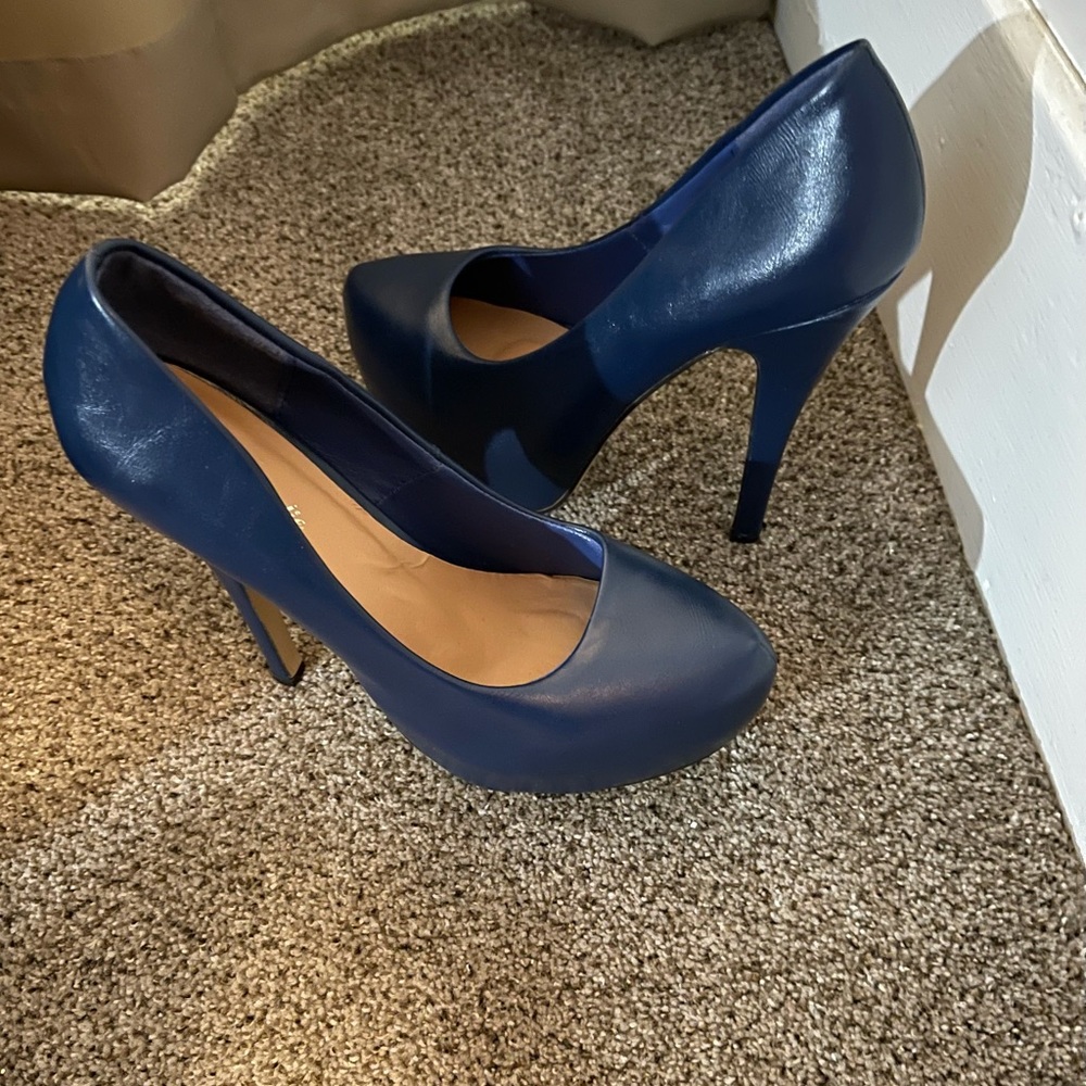 Platform pumps - Picture 1 of 3